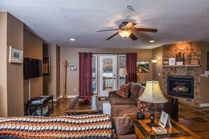 House, Multiple Beds, Hot Tub, Mountain View | Living room | TV, fireplace, DVD player - Strawberry Fields 3 Bedroom Townhome (Oakland)