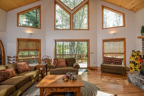 House, Multiple Beds, Hot Tub | Living room