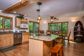 Maison, Plusieurs lits, baignoire à remous | Cuisine privée | Réfrigérateur, four à micro-ondes, un four, surface de cuisson