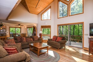 House, Multiple Beds, Hot Tub | Living room