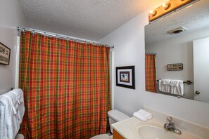 Talo, useita sänkyjä, poreamme | Kylpyhuone | Pyyhkeet