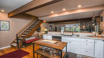 Nhà, nhiều giường, bồn tắm nước nóng | Bếp riêng | Tủ lạnh, lò vi sóng, lò nướng, bếp nấu