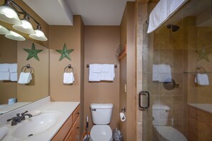 House, Multiple Beds, Hot Tub, Golf View | Bathroom