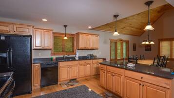 House, Multiple Beds, Hot Tub, Golf View | Private kitchen | Fridge, microwave, oven, stovetop