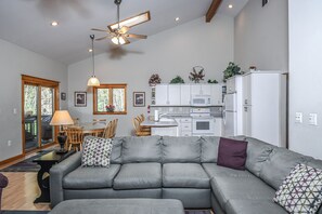 House, Multiple Beds, Hot Tub | Living room