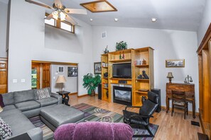 独立别墅, 多张床, 热水浴缸 | 客厅 | 电视、壁炉