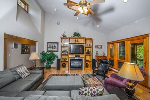 單棟房屋, 多張床, 熱水浴缸 | 客廳 | 電視、壁爐