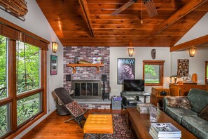 Ferienhaus, Mehrere Betten, Kamin | Wohnzimmer | Fernseher, Kamin