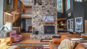 Maison, Plusieurs lits, baignoire à remous | Salle de séjour | Téléviseur, foyer, lecteur de DVD