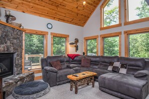 House, Multiple Beds, Hot Tub | Living room