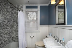 Casa, 2 camas de matrimonio, bañera de hidromasaje, vistas al río | Baño | Toallas