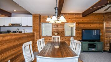 Nhà, nhiều giường, lò sưởi | Bếp riêng | Tủ lạnh, lò vi sóng, lò nướng, bếp nấu