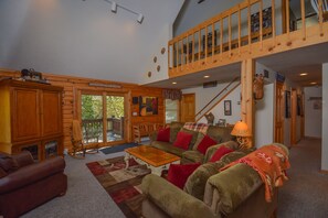 Huis, meerdere bedden, hot tub | Woonkamer | Een televisie en een open haard