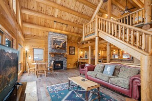 House, Multiple Beds, Hot Tub | Living room