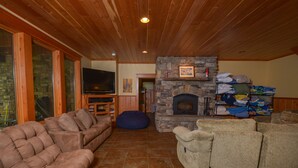 Unclassified image, 2 of 8, button - Whisked-A-Way 5 Bedroom House (Oakland)