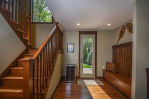 House, Multiple Beds, Hot Tub | Living room | TV, fireplace