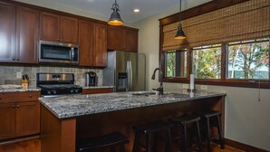 Rumah, Beberapa Tempat Tidur, hot tub | Dapur pribadi | Mesin pembuat kopi/teh, lemari es, microwave, dan oven