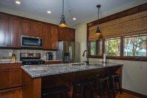 Huis, meerdere bedden, hot tub | Privékeuken | Een koelkast, een magnetron, een oven, een kookplaat