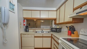 House, 2 Queen Beds, Fireplace | Private kitchen | Coffee/tea maker, fridge, microwave, oven - Ski Harbor 2 Bedroom Townhome #45 (McHenry)