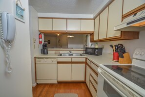 Hus, 2 queensize-senger, peis | Eget kjøkken | Kjøleskap, mikrobølgeovn, ovn og kokeplater