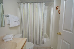Ferienhaus, 2 Queen-Betten, Kamin | Badezimmer | Handtücher