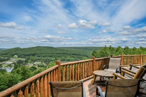 Balcony - Vista Bonita 5 Bedroom House (McHenry)