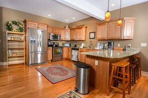 House, Multiple Beds, Hot Tub | Private kitchen | Fridge, microwave, oven, stovetop - Serenity Summit 5 Bedroom Townhome (Oakland)
