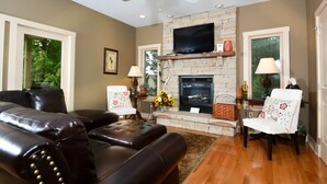 House, Multiple Beds, Hot Tub | Living room