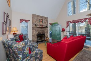 Ferienhaus, Mehrere Betten, Whirlpool, Bergblick | Wohnzimmer | Fernseher, Kamin, DVD-Player