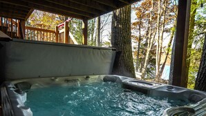 Outdoor spa tub - Summer Haven 4 Bedroom House (Oakland)