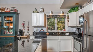 House, Multiple Beds, Hot Tub, Mountain View | Private kitchen - Summer Haven 4 Bedroom House (Oakland)