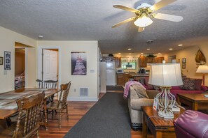 House, 2 Queen Beds, Patio | Living room