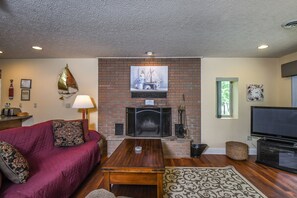 House, 2 Queen Beds, Patio | Living room