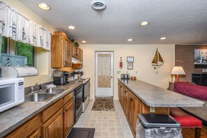 House, 2 Queen Beds, Patio | Private kitchen