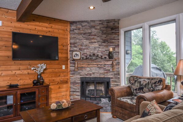 Flat-screen TV, fireplace - Snow Place Like Home 3 Bedroom Townhome (McHenry)