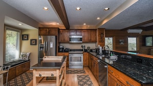 Casa, varias camas, hidromasaje, vista parcial al mar | Cocina privada