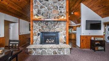 House, Multiple Beds, Fireplace, Mountain View | 6 bedrooms, free WiFi, bed sheets