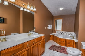Casa, varias camas, chimenea | Baño | Toallas