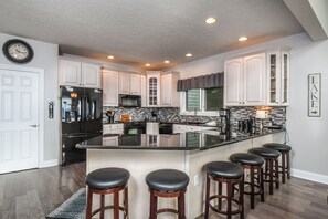 House, Multiple Beds, Hot Tub | Private kitchen | Fridge, microwave, oven, stovetop - La Bella Vita 5 Bedroom House (Oakland)