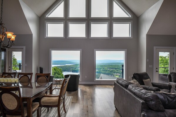 TV, fireplace - La Bella Vita 5 Bedroom House (Oakland)