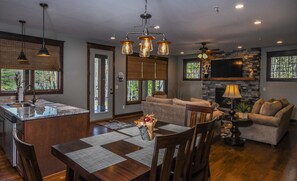 Huis, meerdere bedden, hot tub, uitzicht op bergen | Woonkamer | Een televisie en een open haard