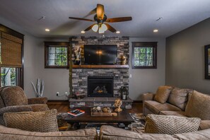 Huis, meerdere bedden, hot tub, uitzicht op bergen | Woonkamer | Een televisie en een open haard