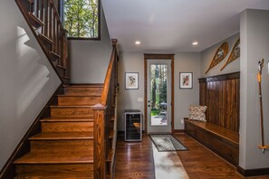 Huis, meerdere bedden, hot tub, uitzicht op bergen | Woonkamer | Een televisie en een open haard