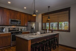 Huis, meerdere bedden, hot tub, uitzicht op bergen | Privékeuken | Een koelkast, een magnetron, een oven, een kookplaat