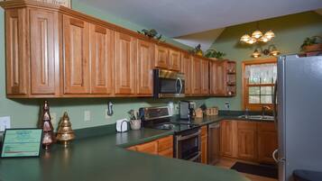 House, Multiple Beds, Hot Tub | Private kitchen | Fridge, microwave, oven, stovetop