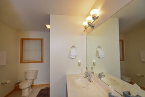 House, Multiple Beds, Hot Tub | Bathroom