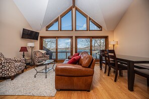 TV, DVD player - Majestic View 3 Bedroom Townhome (Oakland)