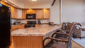 Coffee/tea maker, fridge, microwave, oven - Majestic View 3 Bedroom Townhome (Oakland)