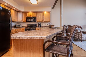 Fridge, microwave, oven, stovetop - Majestic View 3 Bedroom Townhome (Oakland)