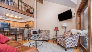 TV, DVD player - Majestic View 3 Bedroom Townhome (Oakland)